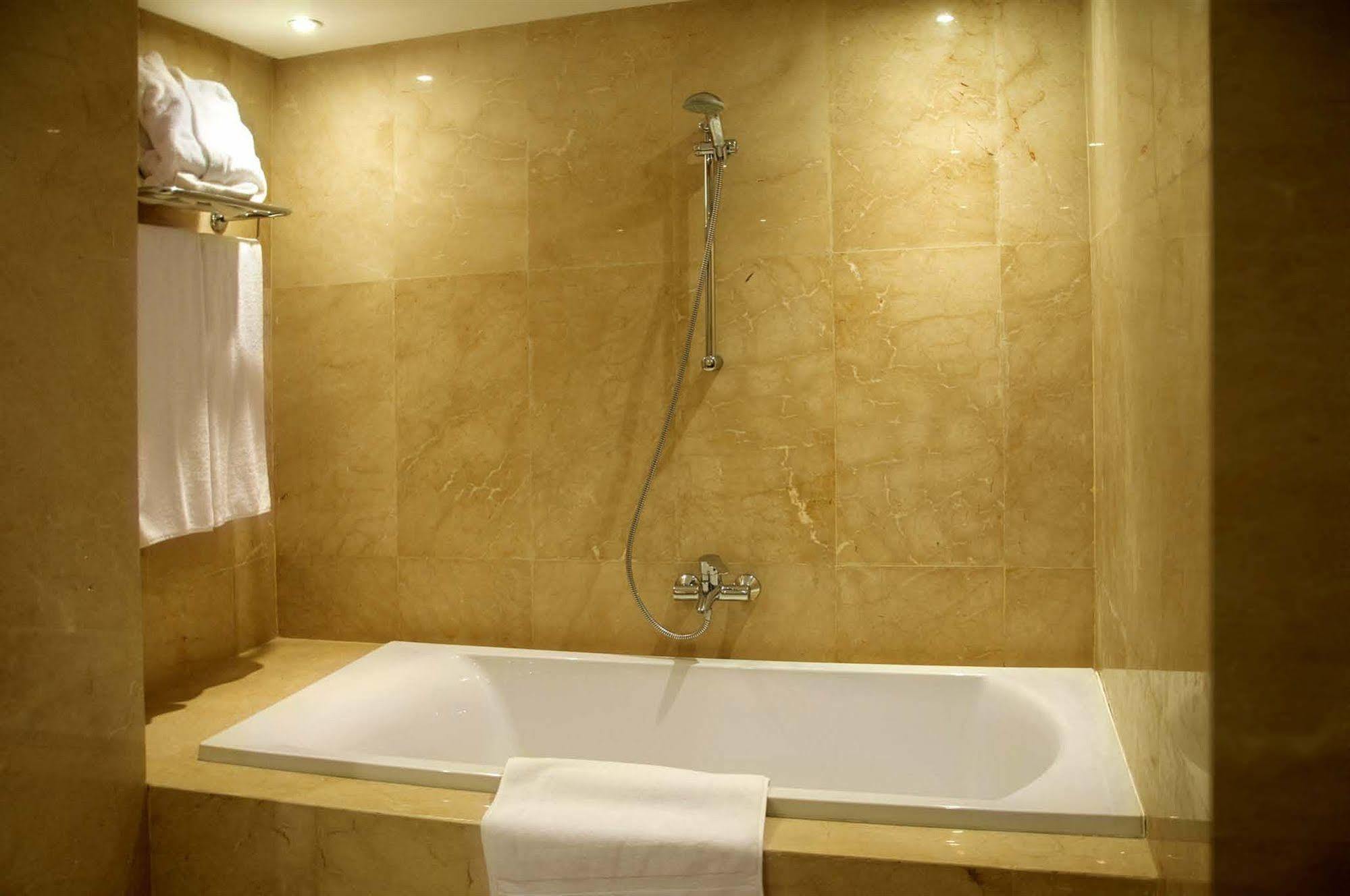 Suites Hotel Mohammed V By Accor Al Hoceima Bagian luar foto